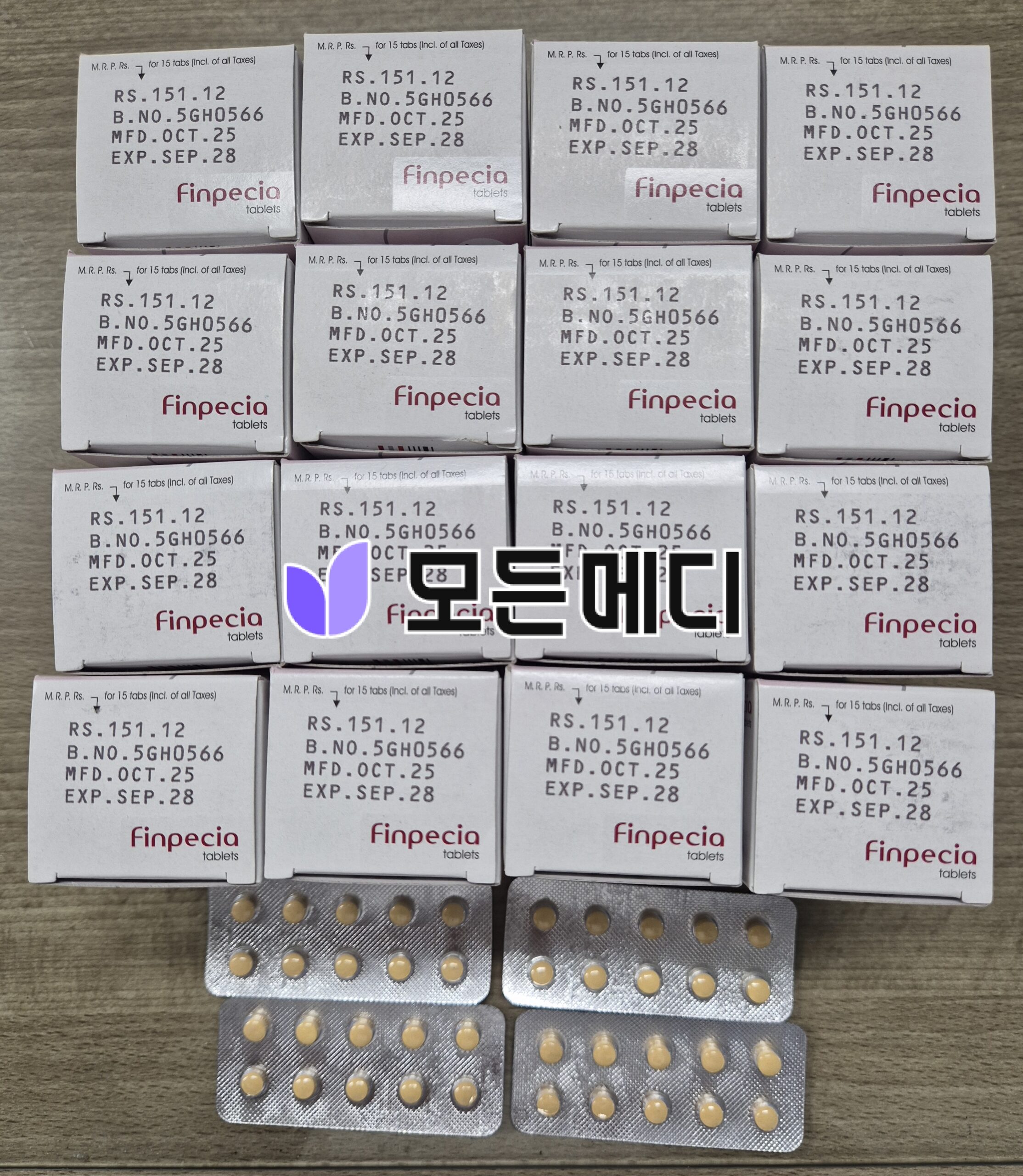 Row of Finpecia tablet boxes on a wooden surface with blister packs of small round tablets in front; center shows a purple leaf graphic with Korean text overlay.